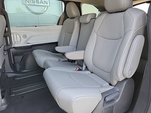Used 2025 Toyota Sienna XLE FWD image 14