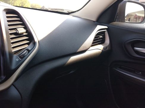 Used 2015 Jeep Cherokee Sport image 29