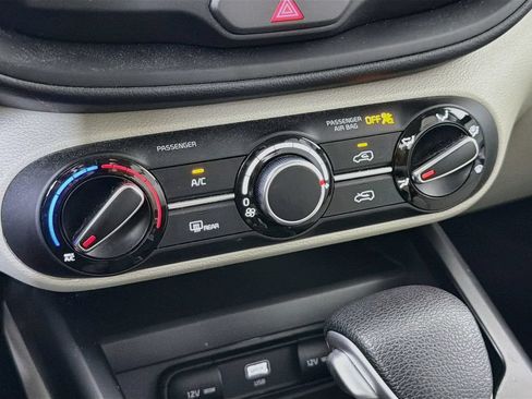 Used 2025 Kia Soul LX w/ LX Technology Package FWD image 19