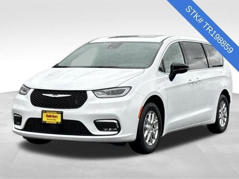 New 2026 Chrysler Pacifica Select image 4