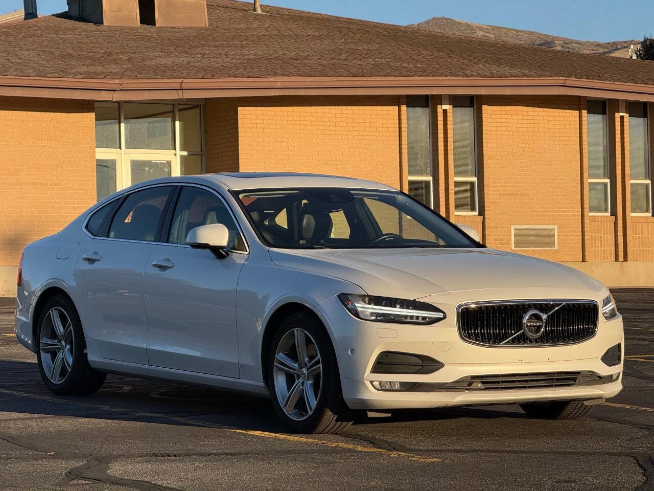 Used 2017 Volvo S90 T5 Momentum w/ Convenience Package FWD image 7
