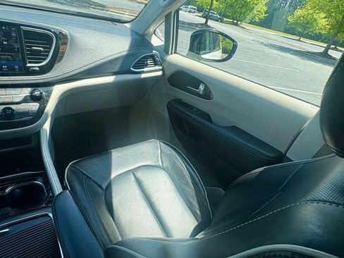 Used 2023 Chrysler Pacifica Limited image 26