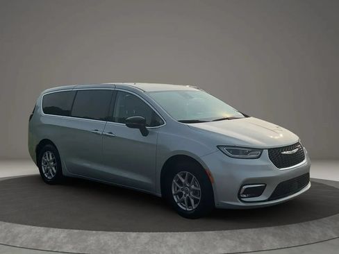 Used 2024 Chrysler Pacifica Touring-L FWD image 7