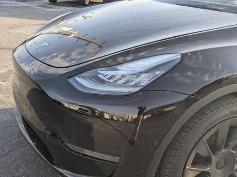 Used 2022 Tesla Model Y Long Range image 12