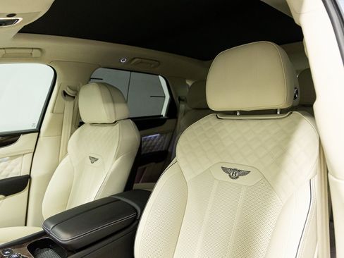 Used 2023 Bentley Bentayga AWD/4WD image 31