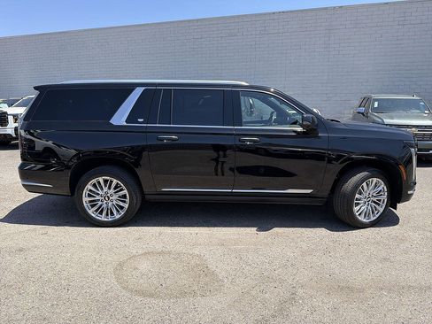 Used 2026 Cadillac Escalade ESV Luxury RWD image 4
