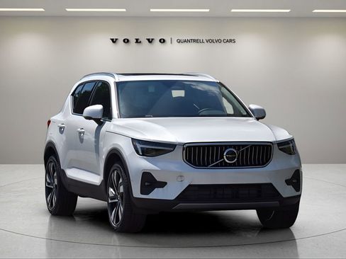 Certified 2025 Volvo XC40 B5 Plus w/ Protection Package Premier image 2