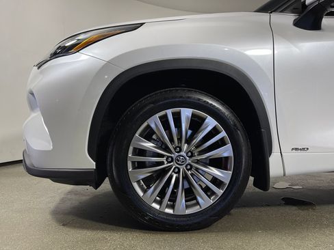 Certified 2024 Toyota Highlander Platinum AWD/4WD image 11