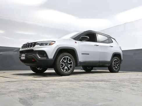 Used 2025 Jeep Compass Trailhawk image 45
