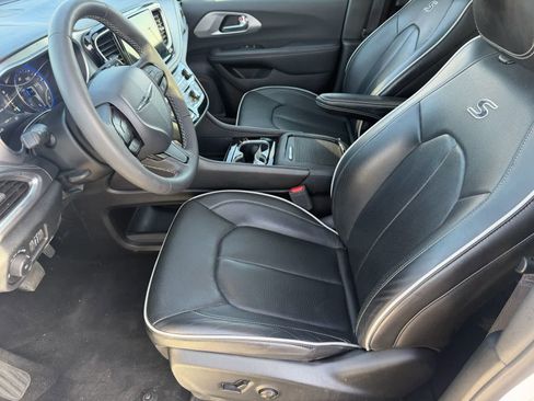 Used 2025 Chrysler Pacifica Limited image 11