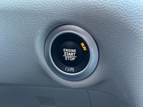 Used 2023 Chrysler Pacifica Touring-L image 23