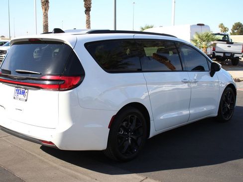 Used 2023 Chrysler Pacifica Touring-L w/ Uconnect Theater Family Group FWD image 8