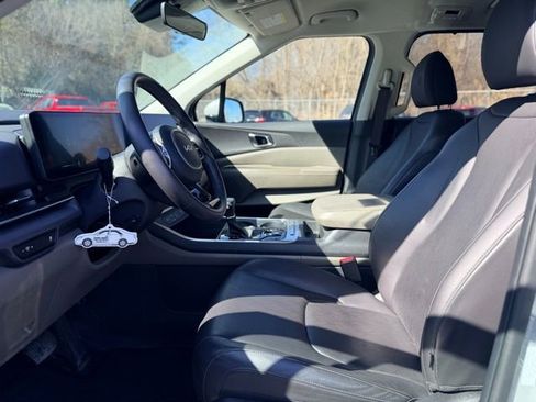 Used 2025 Kia Carnival EX image 6