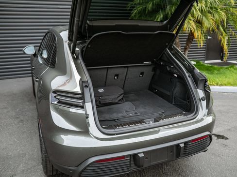 Certified 2025 Porsche Macan Electric RWD image 25