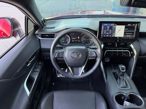 Used 2022 Toyota Venza Limited image 3