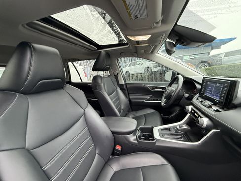 Used 2022 Toyota RAV4 XLE Premium image 9