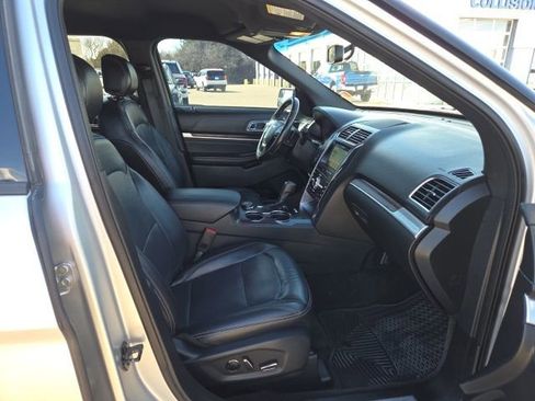 Used 2017 Ford Explorer Limited image 36