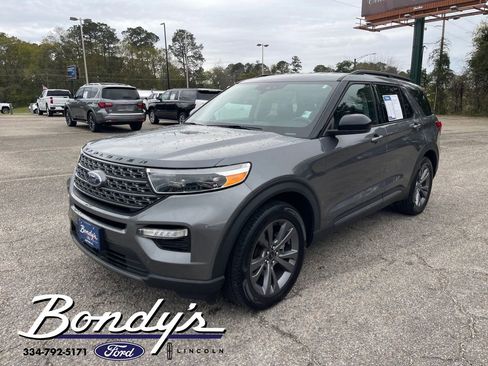 Used 2022 Ford Explorer XLT w/ Equipment Group 202A image 3
