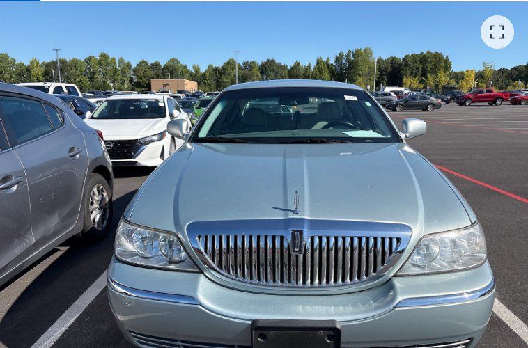 Used 2007 Lincoln Town Car Signature Limited RWD image 2
