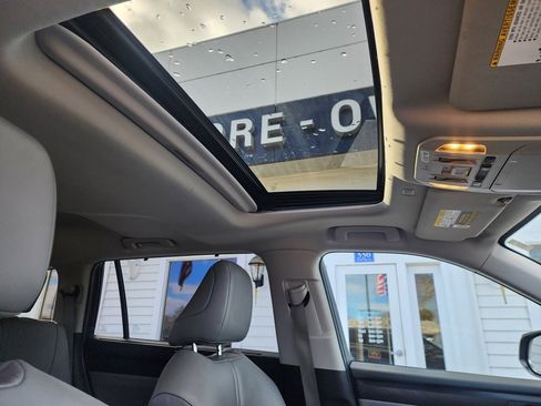 Used 2020 Toyota Highlander XLE image 24