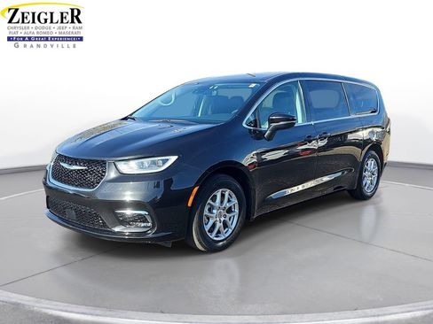 Certified 2023 Chrysler Pacifica Touring-L FWD image 1
