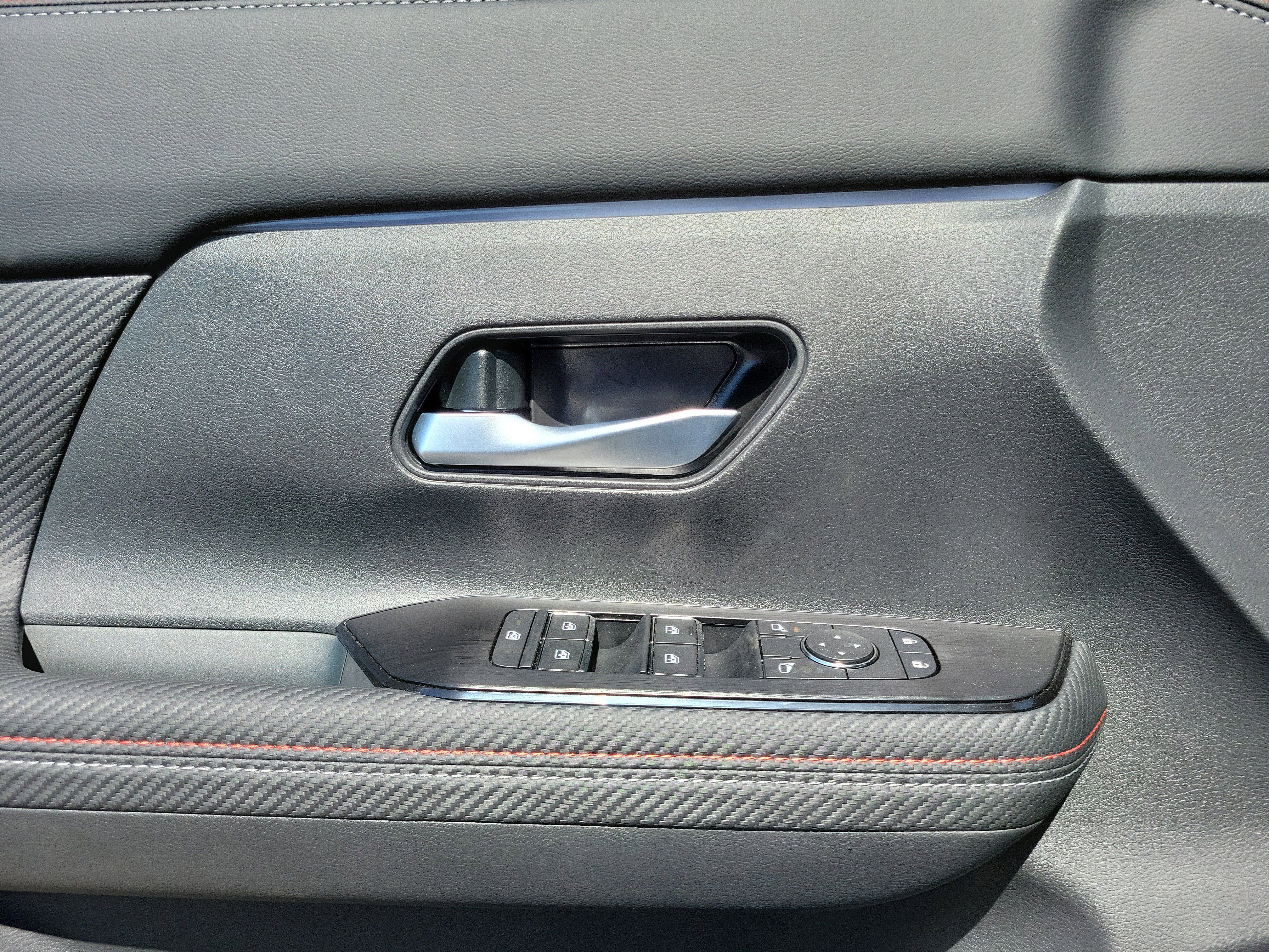 Used 2025 Nissan Kicks SR AWD/4WD image 18