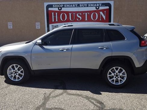 Used 2017 Jeep Cherokee Latitude image 1