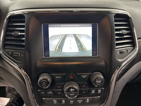 Used 2019 Jeep Grand Cherokee Laredo AWD/4WD image 15