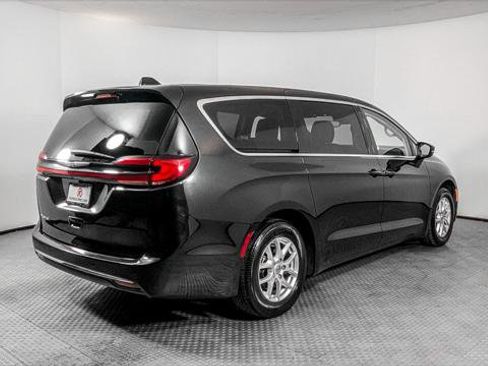 Used 2023 Chrysler Pacifica Touring-L image 8