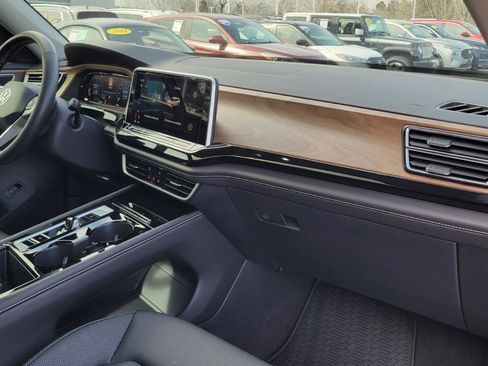 Certified 2025 Volkswagen Atlas SE w/ Panoramic Sunroof Package image 33