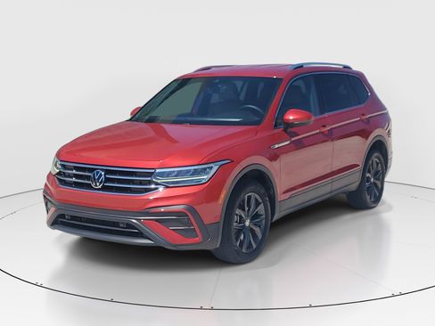 Used 2023 Volkswagen Tiguan SE image 5