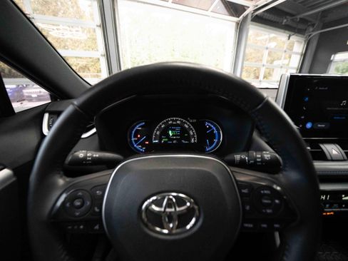 Used 2023 Toyota RAV4 SE image 15