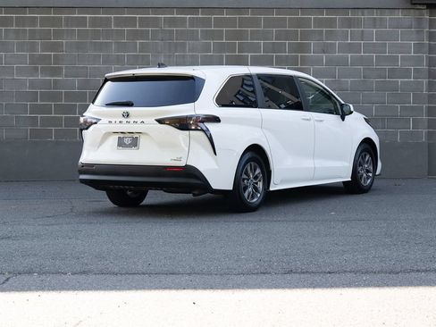 Used 2023 Toyota Sienna LE FWD image 3