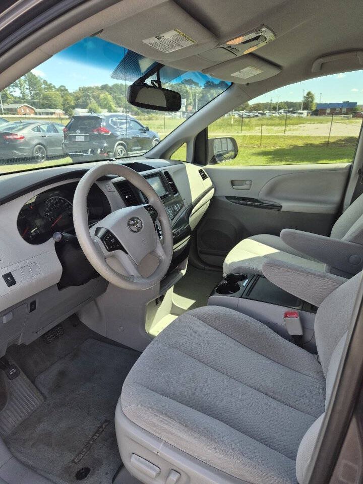 Used 2014 Toyota Sienna LE FWD image 11