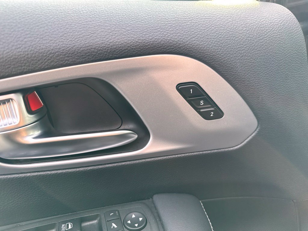 Used 2025 Chrysler Pacifica Limited FWD image 30