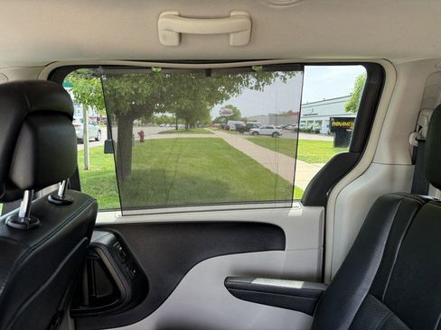 Used 2015 Chrysler Town & Country Touring-L w/ Driver Convenience Group FWD image 18