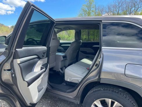 Used 2017 Toyota Highlander Plus AWD/4WD image 17