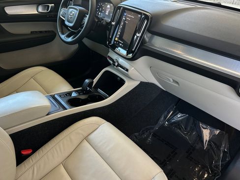 Used 2022 Volvo XC40 T5 Momentum image 15