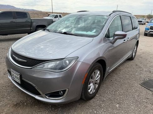 Used 2017 Chrysler Pacifica Touring-L FWD image 1