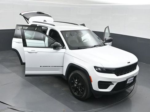 Used 2025 Jeep Grand Cherokee Altitude AWD/4WD image 52