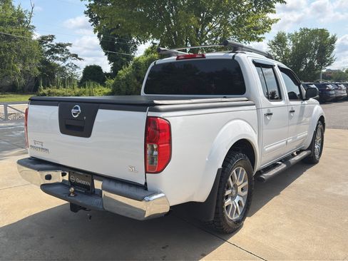 Used 2011 Nissan Frontier SL w/ Moonroof Pkg RWD image 3