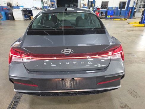 Used 2025 Hyundai Elantra Limited image 4