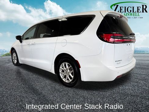 Used 2023 Chrysler Pacifica Touring-L FWD image 3