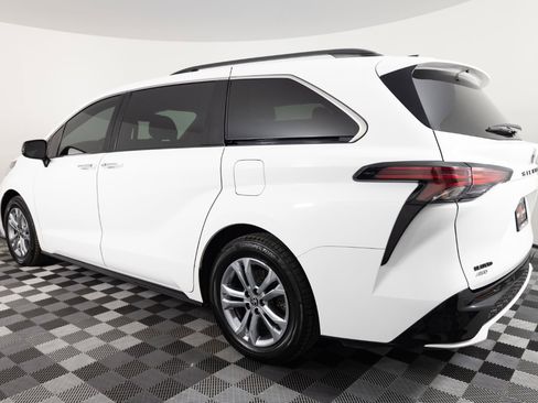 Used 2022 Toyota Sienna XSE AWD/4WD image 4