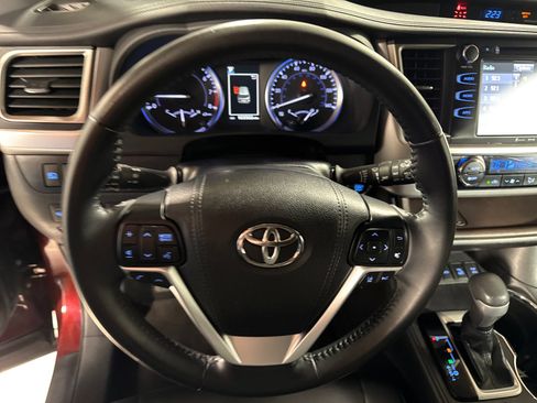 Used 2019 Toyota Highlander XLE w/ Carpet Mat Package (TMS) AWD/4WD image 19
