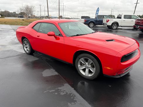 Used 2019 Dodge Challenger SXT image 3