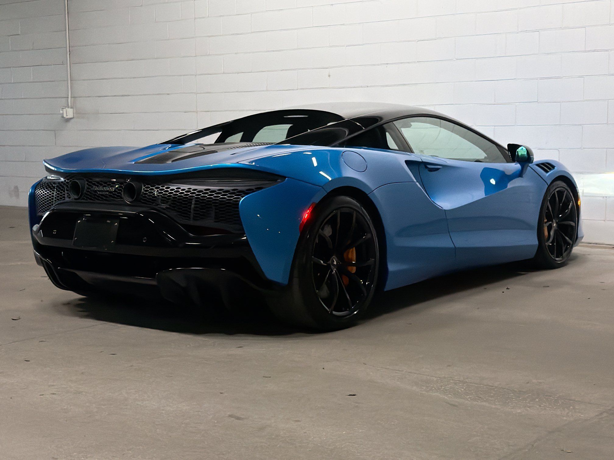 Used 2023 McLaren Artura RWD image 7