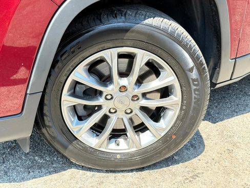 Used 2019 Jeep Cherokee Latitude Plus w/ Comfort/Convenience Group image 78