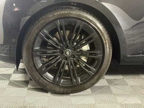 Used 2025 Land Rover Range Rover Long Wheelbase SE image 13