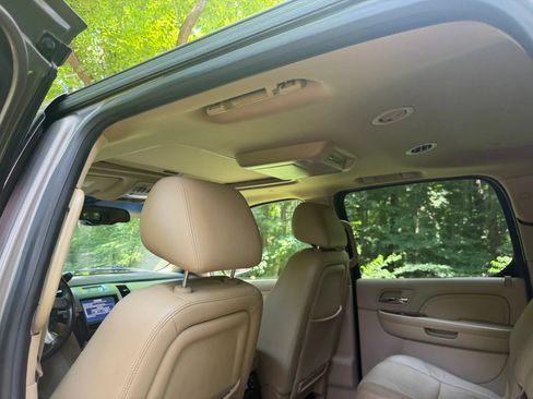 Used 2014 Cadillac Escalade ESV Premium AWD/4WD image 11